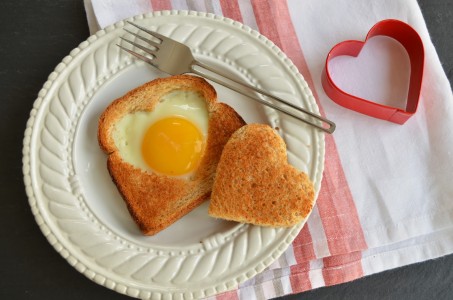 heart-shaped-foods-Valentines-Day-egg-toast