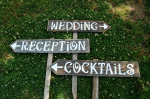 wedding-reception-cocktails-wooden-signs
